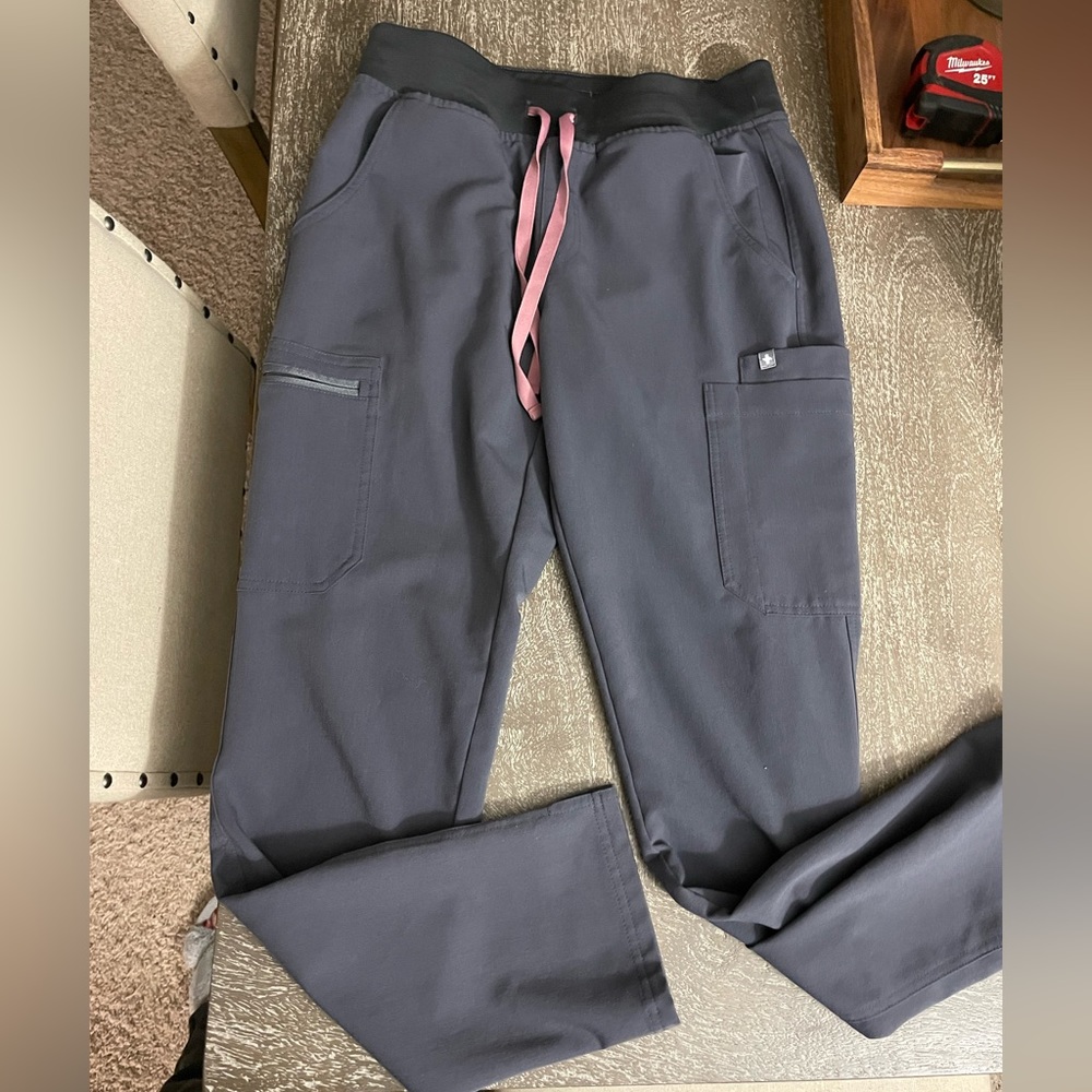 FIGS YOLA SKINNY SCRUB PANTS IN CHARCOAL